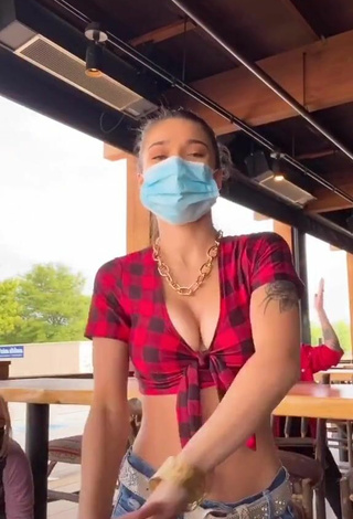 4. Karsynfoys Shows Cleavage in Alluring Checkered Crop Top and Bouncing Boobs