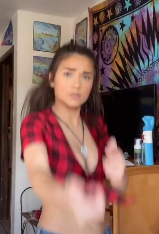 4. Karsynfoys Shows Cleavage in Erotic Checkered Crop Top and Bouncing Boobs