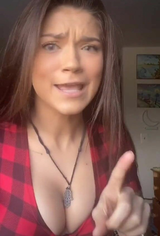 3. Karsynfoys Shows Cleavage in Cute Checkered Crop Top and Bouncing Breasts