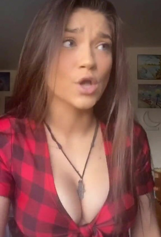 5. Karsynfoys Shows Cleavage in Cute Checkered Crop Top and Bouncing Breasts