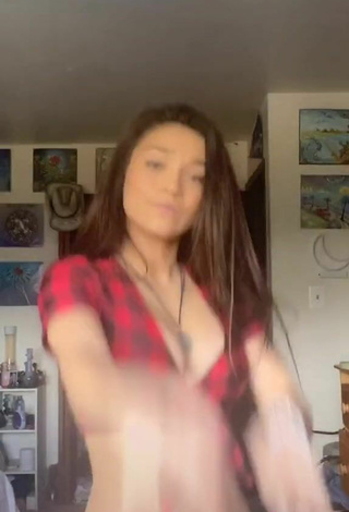 4. Karsynfoys Shows Cleavage in Hot Checkered Crop Top and Bouncing Boobs