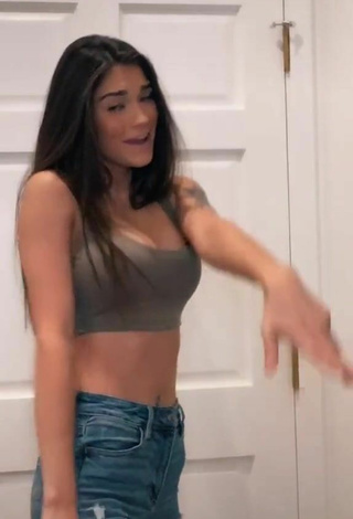 3. Gorgeous Karsynfoys Shows Cleavage in Alluring Grey Crop Top and Bouncing Boobs