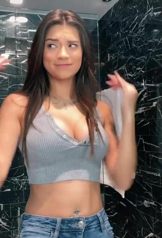 4. Sexy Karsynfoys Shows Cleavage in Grey Crop Top