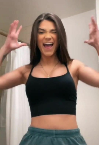 3. Amazing Karsynfoys Shows Cleavage in Hot Black Crop Top and Bouncing Boobs