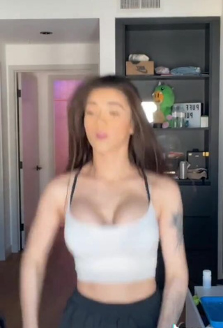 4. Hottie Karsynfoys Shows Cleavage in White Crop Top and Bouncing Tits