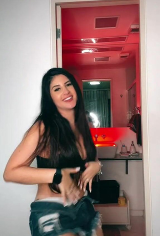 4. Hot Le Azevedo Shows Cleavage in Black Crop Top and Bouncing Tits