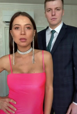 4. Sexy Lerchek Shows Cleavage in Pink Dress