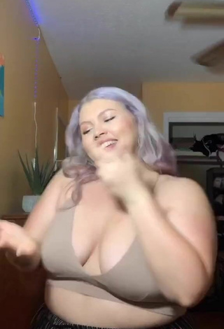 4. Attractive Lexie Lemon Shows Cleavage in Beige Crop Top and Bouncing Boobs