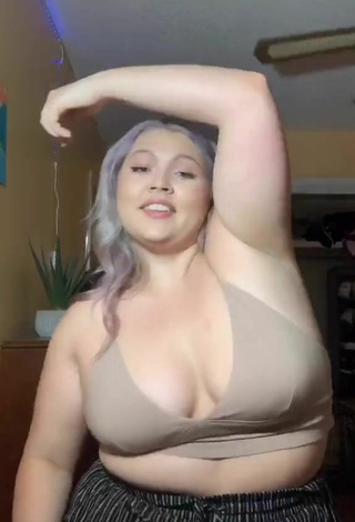 5. Attractive Lexie Lemon Shows Cleavage in Beige Crop Top and Bouncing Boobs