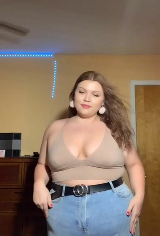 1. Gorgeous Lexie Lemon Shows Cleavage in Alluring Beige Crop Top and Bouncing Tits