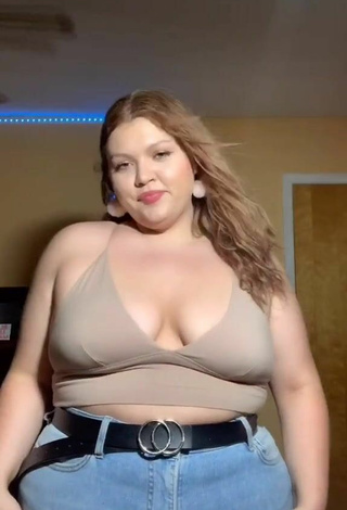 2. Gorgeous Lexie Lemon Shows Cleavage in Alluring Beige Crop Top and Bouncing Tits