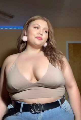3. Gorgeous Lexie Lemon Shows Cleavage in Alluring Beige Crop Top and Bouncing Tits
