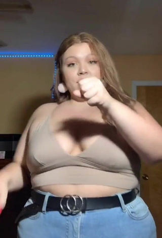 4. Gorgeous Lexie Lemon Shows Cleavage in Alluring Beige Crop Top and Bouncing Tits
