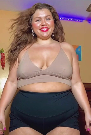 Fine Lexie Lemon Shows Cleavage in Sweet Beige Crop Top and Bouncing Boobs