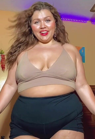 2. Fine Lexie Lemon Shows Cleavage in Sweet Beige Crop Top and Bouncing Boobs