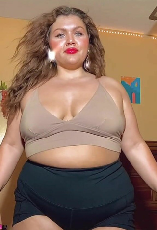 3. Fine Lexie Lemon Shows Cleavage in Sweet Beige Crop Top and Bouncing Boobs
