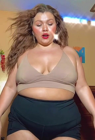 5. Fine Lexie Lemon Shows Cleavage in Sweet Beige Crop Top and Bouncing Boobs