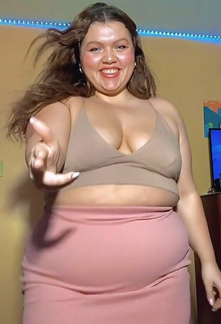 4. Pretty Lexie Lemon Shows Cleavage in Beige Crop Top and Bouncing Breasts