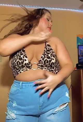 4. Seductive Lexie Lemon Shows Cleavage in Leopard Crop Top and Bouncing Breasts