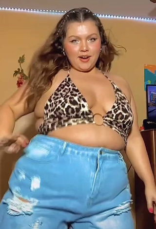 5. Seductive Lexie Lemon Shows Cleavage in Leopard Crop Top and Bouncing Breasts