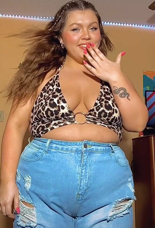2. Erotic Lexie Lemon Shows Cleavage in Leopard Crop Top and Bouncing Boobs