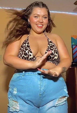 4. Erotic Lexie Lemon Shows Cleavage in Leopard Crop Top and Bouncing Boobs