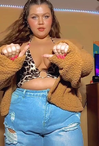2. Amazing Lexie Lemon Shows Cleavage in Hot Leopard Crop Top and Bouncing Boobs