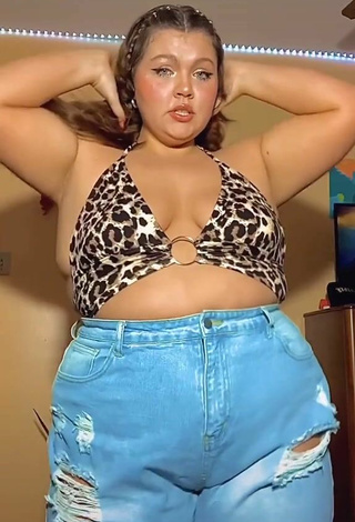 4. Hottie Lexie Lemon Shows Cleavage in Leopard Crop Top and Bouncing Boobs