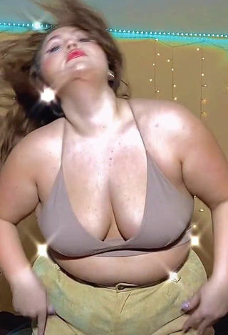 3. Beautiful Lexie Lemon Shows Cleavage in Sexy Beige Crop Top and Bouncing Boobs