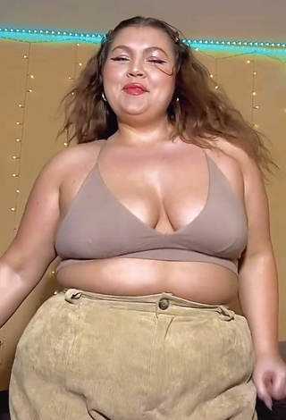 4. Beautiful Lexie Lemon Shows Cleavage in Sexy Beige Crop Top and Bouncing Boobs