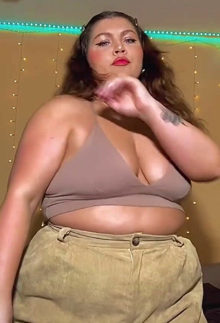 4. Cute Lexie Lemon Shows Cleavage in Beige Crop Top and Bouncing Tits