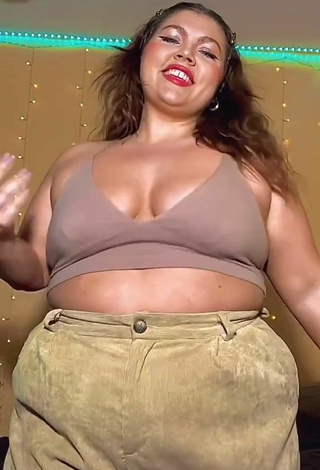 5. Cute Lexie Lemon Shows Cleavage in Beige Crop Top and Bouncing Tits