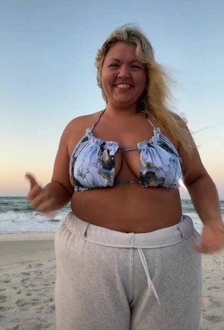 3. Seductive Lexie Lemon Shows Cleavage in Bikini Top at the Beach and Bouncing Boobs