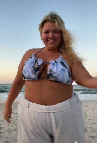 5. Seductive Lexie Lemon Shows Cleavage in Bikini Top at the Beach and Bouncing Boobs