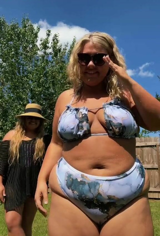 Sweetie Lexie Lemon Shows Cleavage in Bikini