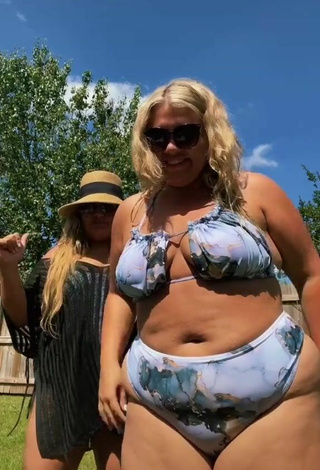 Cute Lexie Lemon Shows Cleavage in Bikini