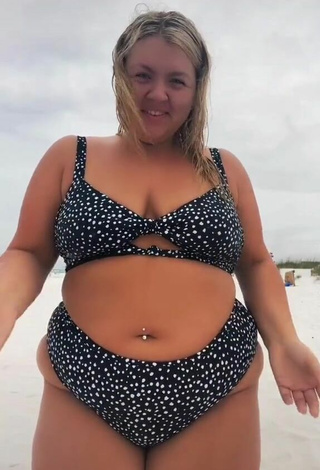 3. Hot Lexie Lemon Shows Cleavage in Bikini at the Beach