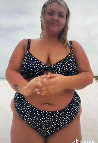 5. Hot Lexie Lemon Shows Cleavage in Bikini at the Beach