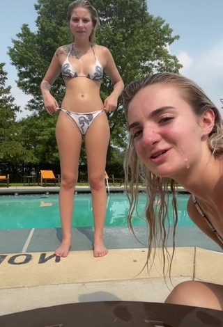 Sexy Lexi Orlove Shows Cleavage in Bikini at the Pool