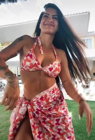 Breathtaking Marina Ferrari Shows Cleavage in Bikini