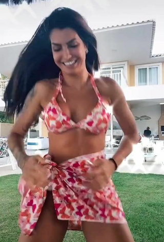 4. Breathtaking Marina Ferrari Shows Cleavage in Bikini
