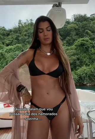 2. Sexy Marina Ferrari Shows Butt