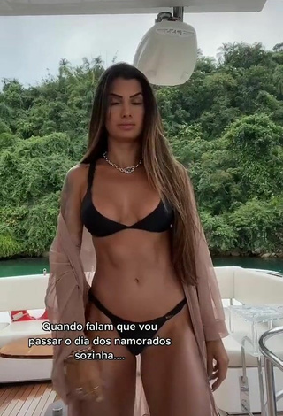 3. Sexy Marina Ferrari Shows Butt