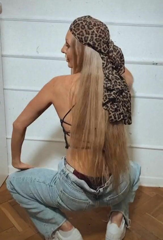 Sexy Marta Rental Shows Butt while Twerking