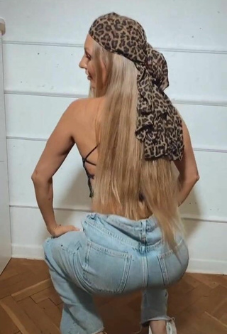 2. Sexy Marta Rental Shows Butt while Twerking