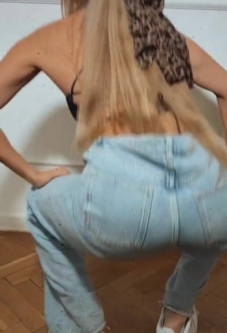 4. Sexy Marta Rental Shows Butt while Twerking