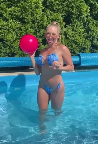 4. Sexy Marta Rental Shows Cleavage in Bikini at the Pool