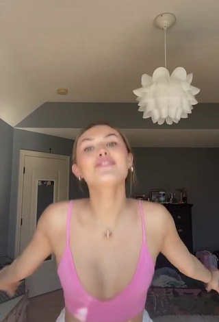 2. Sexy Michelle Wozniak Shows Cleavage in Pink Crop Top