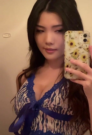 3. Sexy Tinna Fang Shows Cleavage in Crop Top