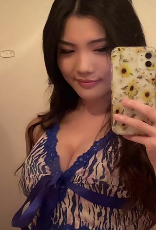 4. Sexy Tinna Fang Shows Cleavage in Crop Top
